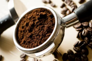 Lire la suite à propos de l’article Marc de café dans le jardin : guide complet